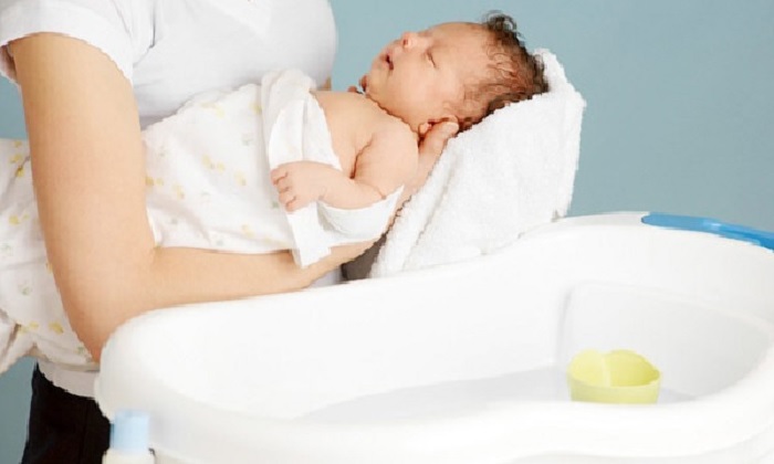 Hướng dẫn tắm cho bé khi bị viêm phế quản